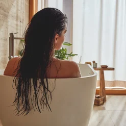 Kneipp Badolie Pure Harmony Sinaasappel - LindebloesemOntspan en kom tot rust met de Kneipp® Badolie Pure Harmony. Het hoge percentage etherische sinaasappelolie en lindebloesemextract in combinatie met de warme oranje kleur van het badwater werkt harmoniserend.Dermatologisch getestNiet parfumvrijPH NeutraalProefdiervrijVeganGeschikt voor alle huidtypen Gevarenaanduidingen Ontvlambaar Milieugevaarlijk Zeer licht ontvlambaar gas. Zeer licht ontvlambare aerosol. Zeer licht ontvlambare vloeistof en damp. Licht ontvlambare vloeistof en damp. Ontvlambare vaste stof. Ontvlambare aerosol. Ontvlambare vloeistof en damp. Zeer giftig voor in het water levende organismen. Zeer giftig voor in het water levende organismen, met langdurige gevolgen. Giftig voor in het water levende organismen, met langdurige gevolgen. Aanvullende informatie Hoe te gebruiken?Schroefdopje 1 keer vullen en badolie toevoegen aan het water (36-38ºC). Duur van het bad: 15-20 min. Dopje omspoelen.Ingrediënten:Polysorbate 20, Aqua (Water), Limonene, Linalool, Citrus Aurantium Dulcis (Orange) Peel Oil, Citrus Aurantium Amara (Bitter Orange) Leaf/Twig Oil, Parfum (Fragrance), Tilia Cordata Flower Extract, Geraniol, Citral, Citronellol, Benzyl Salicylate, Eugenol, Caprylic/Capric Triglyceride, Tocopherol, CI 15985. Ingrediënten Polysorbate 20, Aqua (Water), Limonene, Citrus Aurantium Amara (Bitter Orange) Oil, Parfum (Fragrance), Linalool, Citrus Aurantium Dulcis (Orange) Oil, Tilia Cordata Flower Extract, Citronellol, Benzyl Benzoate, Geraniol, Farnesol, Eugenol, Citral, Tocopherol, CI 15985. Bevat geen:conserveringsmiddelen Fabrikant informatie Merk: Kneipp Ean: 4008233068428 Artikel: 043-107 Fabrikant gegevens: Kneipp Adres: Vliegend Hertlaan 49 3526 KT Utrecht Nederland Contactgegevens: Tel: 030 281 3300 Email: [email protected] Website: https://www.kneipp.com Reviews Schrijf jouw review Hoe controleren en plaatsen wij reviews? Plein plaatst enkel reviews van klanten en personen die het product daadwerkelijk gebruikt hebben, ook wanneer deze negatief of neutraal is. Voordat de review geplaatst wordt controleren we handmatig of deze écht is en voldoet aan onze reviewvoorwaarden. Wanneer het product op Plein gekocht is vermelden we dat bij de review. Plein betaalt niet voor reviews, wanneer een reviewer door een andere partij is vergoed staat dit erbij vermeld. Door Elien op 1 september 2022 | Heeft dit product gekocht Deze review is geschreven bij product Kneipp Badolie Soft Skin Amandelbloesem 100 ml Verrukkelijke badolie met heerlijke geur en lekkere olie geen Super lekkere badolie Oorspronkelijk geplaatst op plein.nl Door Lydia Maria op 13 mei 2020 | Heeft dit product gekocht Deze review is geschreven bij product Kneipp Badolie New Energy Rozemarijn 100 ml Zalig badmoment met deze olie Lekker genieten Heerlijke geur Super zacht en voedend voor de huid Mag ietsje beterkoop daar je in verhouding meer verbruikt dan badcreme of badschuim Heerlijk relaxen en tegelijk je huid laten verwennen met deze badolie van Kneipp Oorspronkelijk geplaatst op plein.nl Door Morvenna op 17 december 2014 | Heeft dit product gekocht Deze review is geschreven bij product Kneipp Badolie Relaxing Lavendel 100 ml Lekkere badolie, vooral in de winter als het koud is, kan je heerlijk ontspannen. Al een paar jaar mijn favoriet. Oorspronkelijk geplaatst op plein.nl Door Els op 11 december 2014 | Heeft dit product gekocht Deze review is geschreven bij product Kneipp Badolie Refreshing Eucalyptus 100 ml Heerlijk na een week drukte Frisse geur Lichaam en geest komen tot rust erg lekkere badolie. Als ik het een weekje druk gehad heb kan ik altijd heerlijk relaxen door de frisse geur. Echt een aanrader Oorspronkelijk geplaatst op plein.nl Bekijk alle reviews Kneipp Badolie Pure Harmony Sinaasappel - Lindebloesem 100 ml